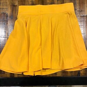 DJT women’s skirt size M. NWT and never worn